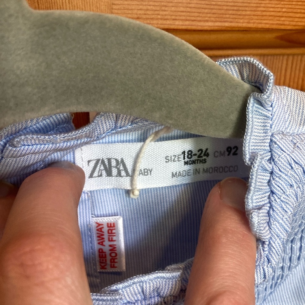 Zara Blue Blouse with Ruffled Collar and wooden buttons down back girls 2T NWT - Picture 3 of 6